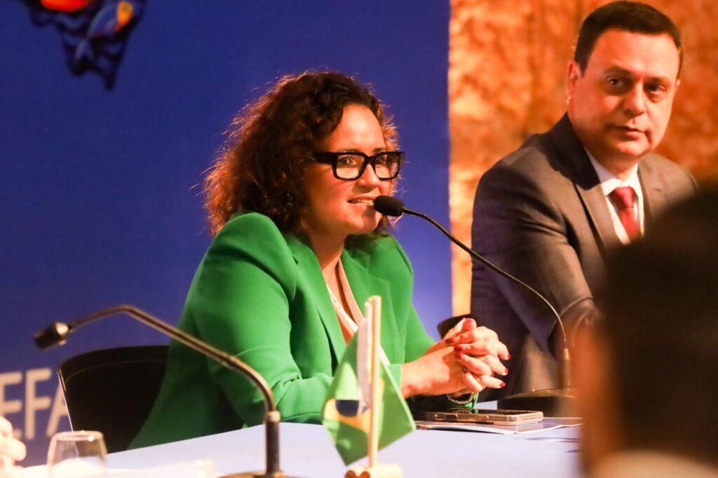 Comsefaz abre 54ª Reunião Ordinária em Alagoas com foco na reforma tributária 3 A secretária da Fazenda de Alagoas e anfitriã do evento, Renata dos Santos, destacou a importância de o estado sediar a 54ª Reunião Ordinária do Comsefaz.
